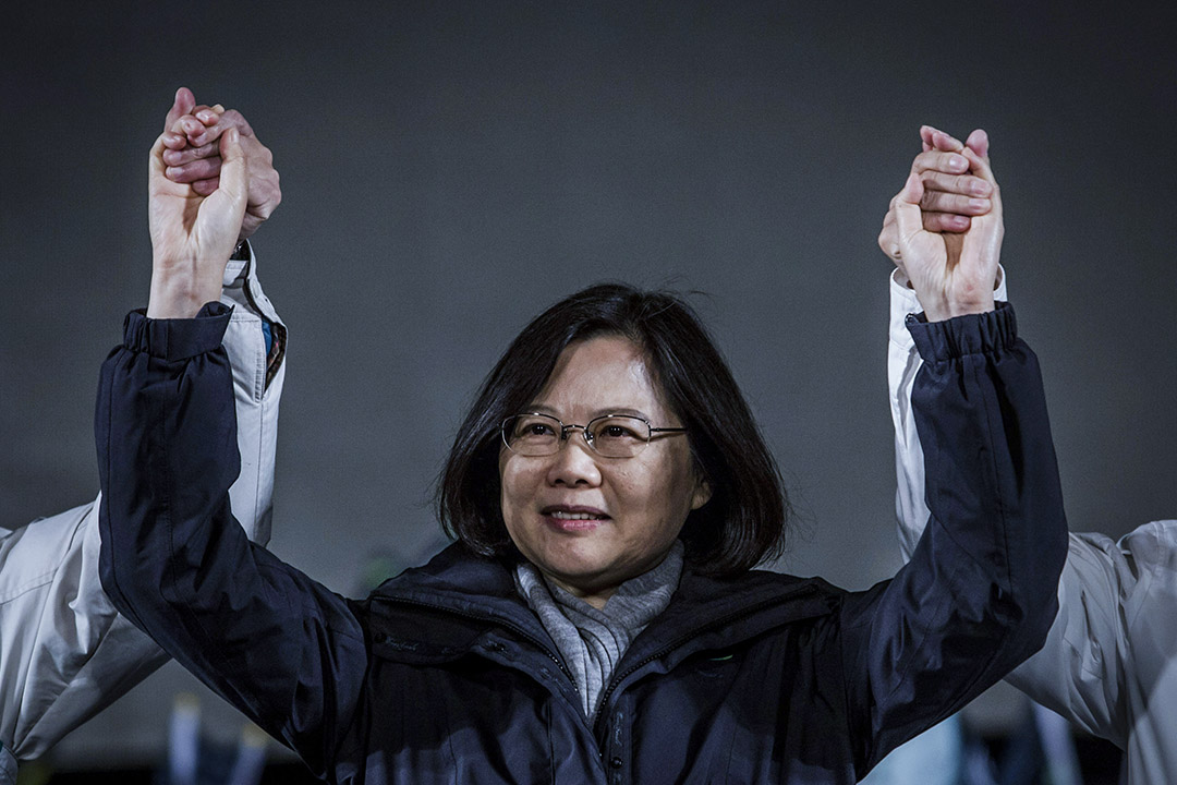 蔡英文主政下的民进党政府拒绝九二共识,与对岸缺乏互信,只有隔空对骂,没有当面沟通。