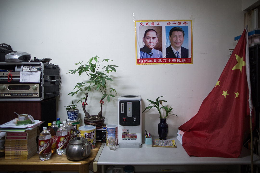 鄭建炘的辦事處上掛上習近平及孫中山的肖像。