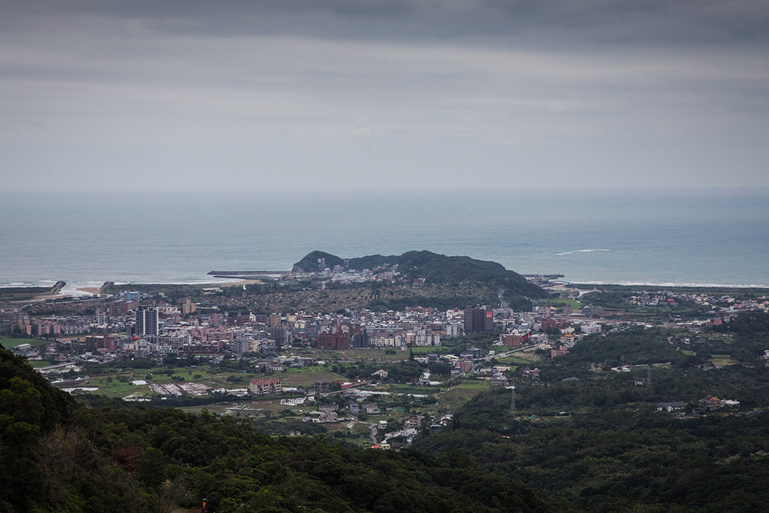 蔡宇轩特地开车到山顶,让学生们俯瞰金山全景,包括位于右侧山后的核电厂。