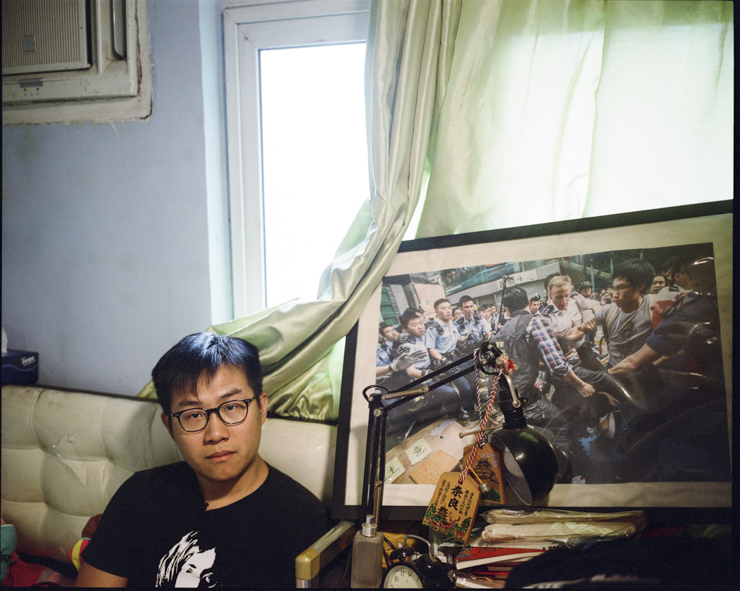 黄浩铭20岁起受前立法会议员黄毓民启发,开始关注社会议题,其后加入社民主连,参与社会运动十年。这一年来,黄浩铭已两度入狱,亦是唯一一位因伞运被两案缠绕的人。