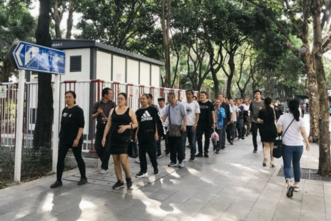 2018年11月7日,300余名湖南尘肺病工人及亡工家属从深圳市社保局游行至深圳市政府大楼,要求与市长对话。