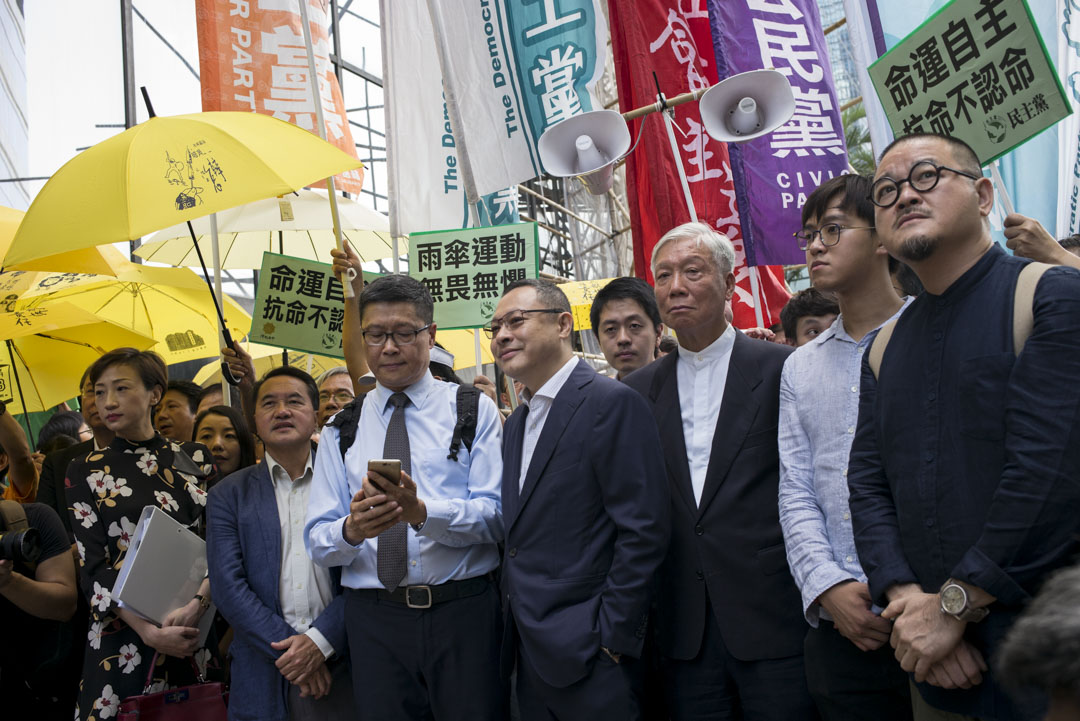2017年9月19日,「佔中九子案」在區域法院提訴,被告包括「佔中運動」(即「雨傘運動」)發起人戴耀廷、陳建民、朱耀明、立法會議員陳淑莊、邵家臻、學聯前常委張秀賢、鍾耀華、社民連黃浩銘及立法會前議員李永達。9人分別被控「串謀作出公眾妨擾」、「煽惑他人作出公眾妨擾」、「煽惑他人煽惑公眾妨擾」共3項罪名。