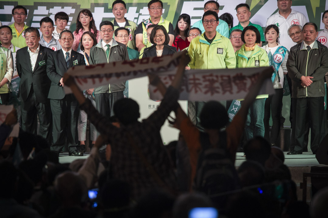 2018年11月21日,蔡英文参加台北市长候选人姚文智的造势大会,有示威人士在她演讲时示威。