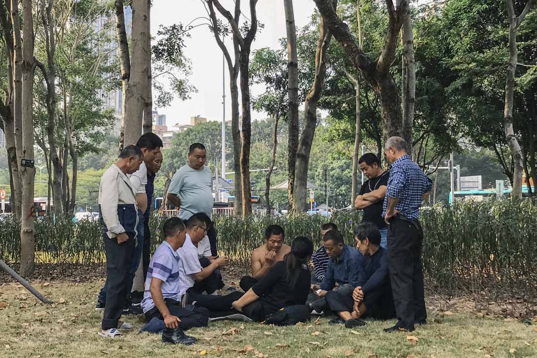 深圳政府的空头支票在工友们的维权路上屡见不鲜。这次南下前夕,深圳市政府承诺将在7月1日出台有关尘肺病补偿的方案,政府“踢皮球”式的回应让维权路几乎又一次回到原点。
