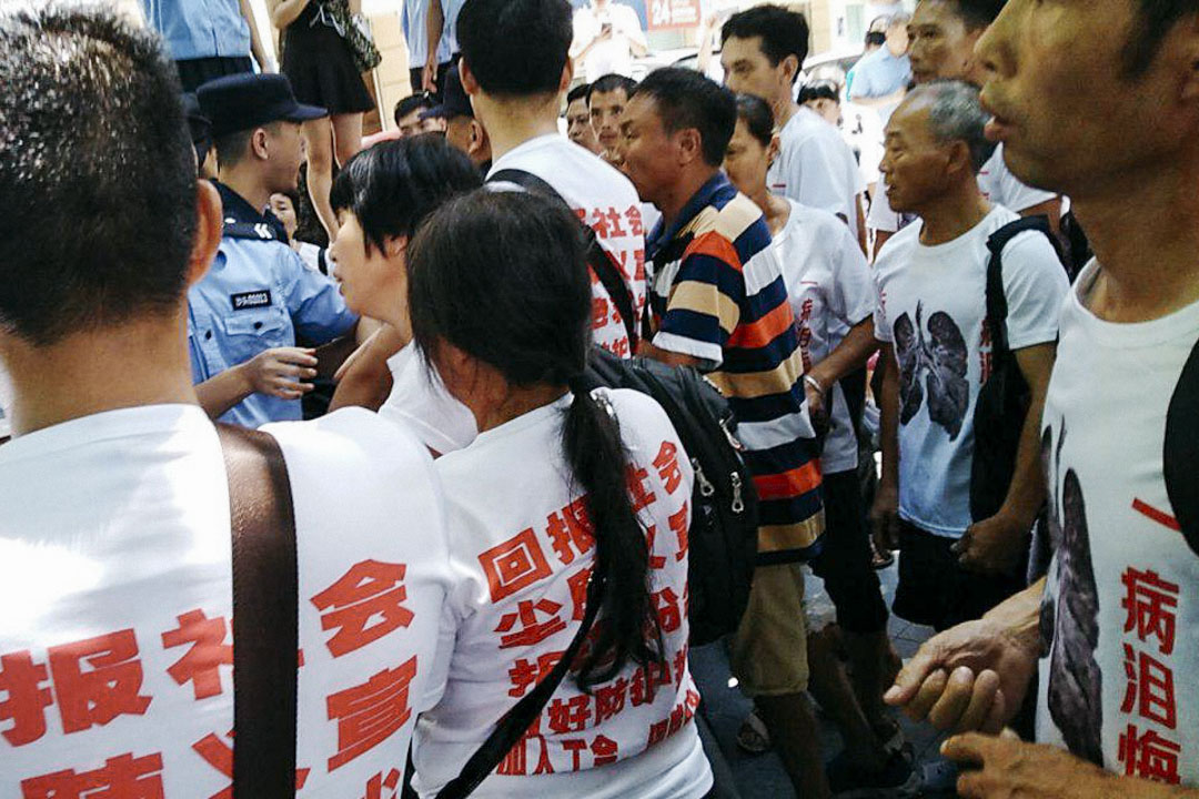 2018年7月16日,湖南120名尘肺病工人街头普教,遭警方拦截。