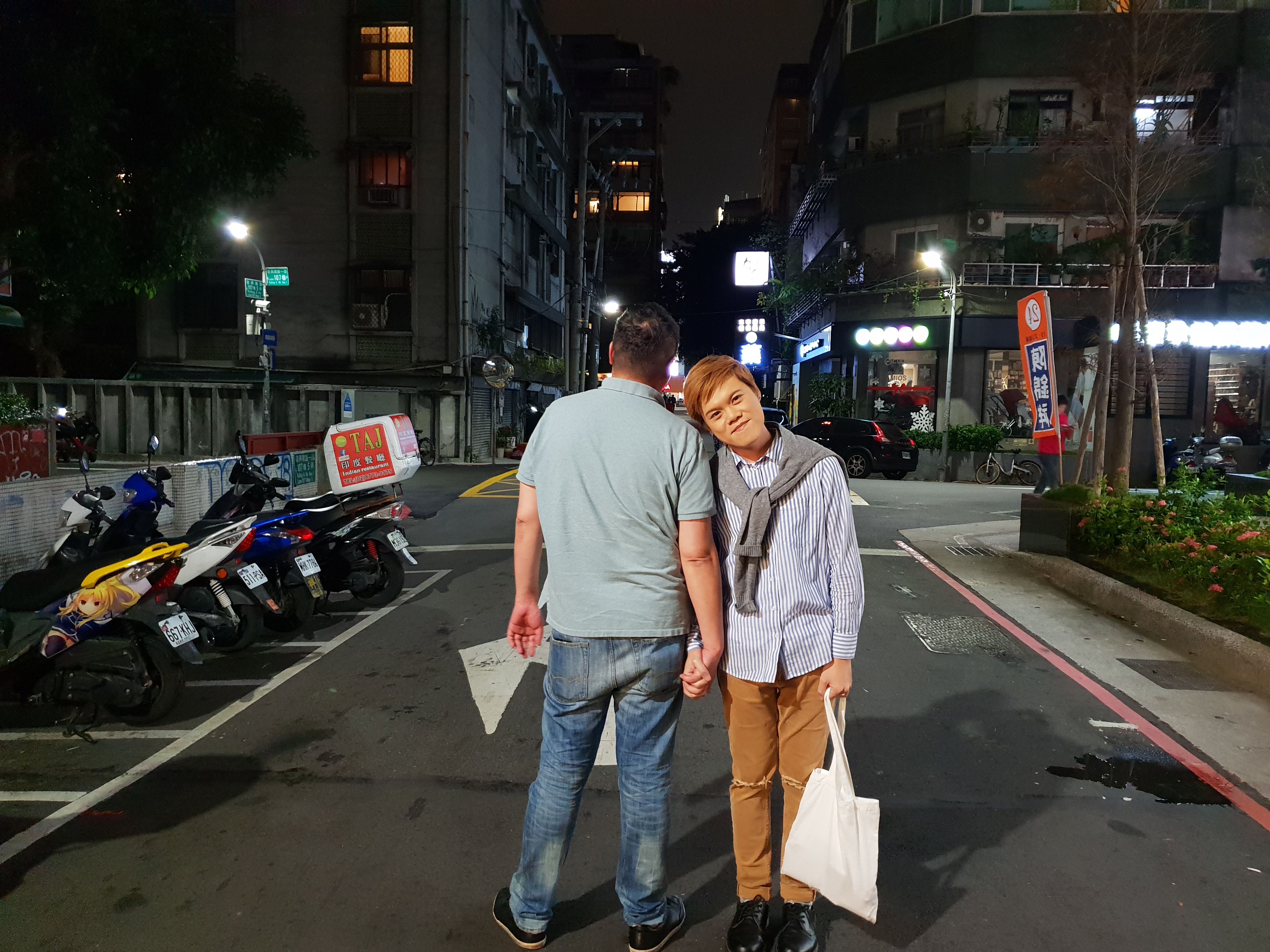 台灣男子邱奕霖(Blue)和南韓男友金泰雄。