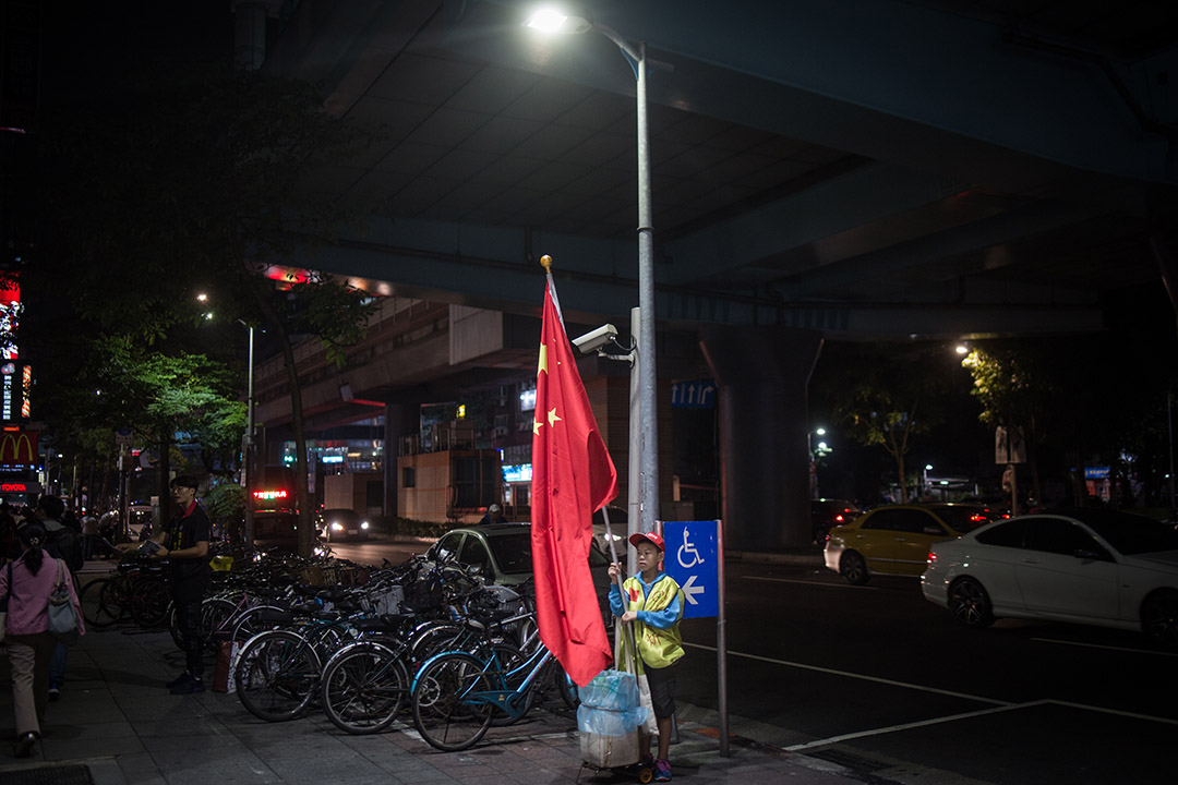 2018年11月21日，鄭建炘的小兒子在捷運站前舉起五星旗。