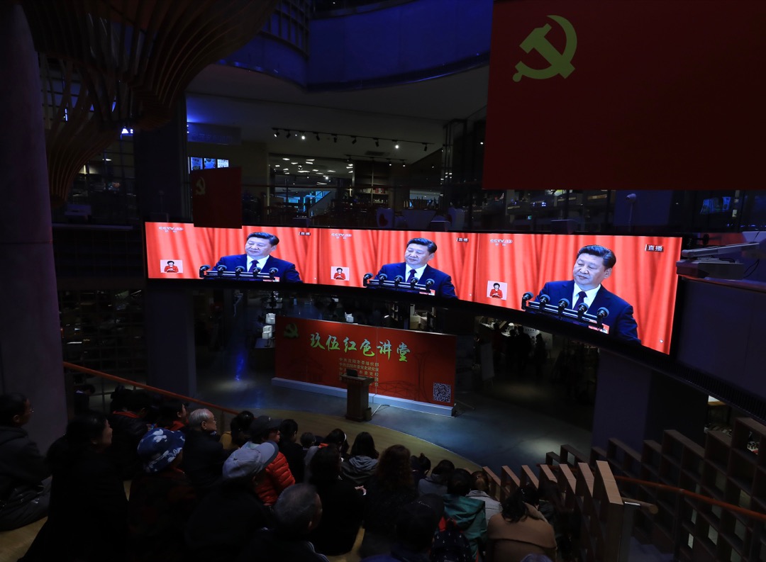 与民主国家党政分开的原则恰好相反,中国体制的一个特性是“行政政治化,政治行政化”