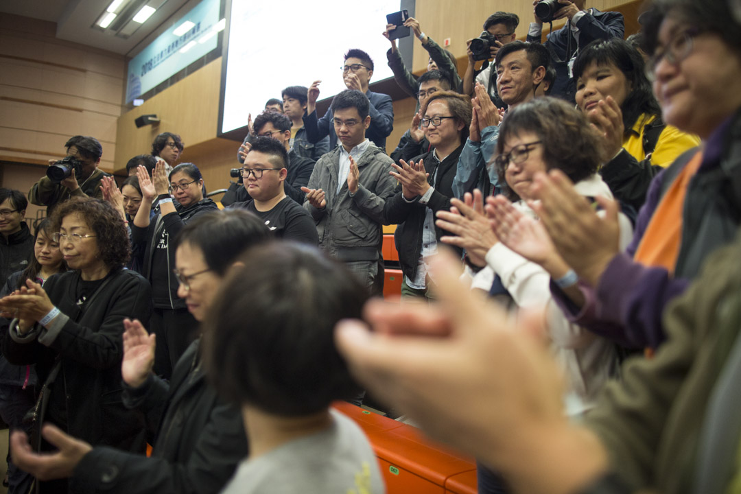 2018年11月26日凌晨， 落选的参选人李卓人到公众席与支持者会面，支持者拍掌为他打气。