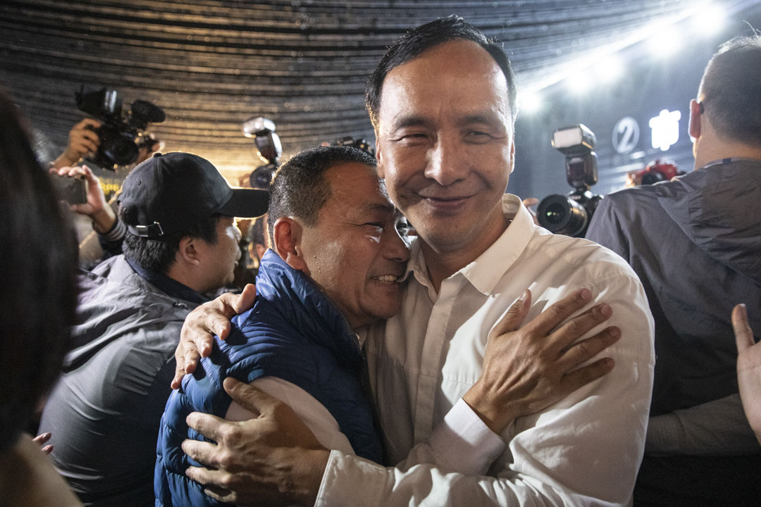 以破百萬的全台最高票拿下新北市長的候友宜,選舉勝利後與朱立倫擁抱。