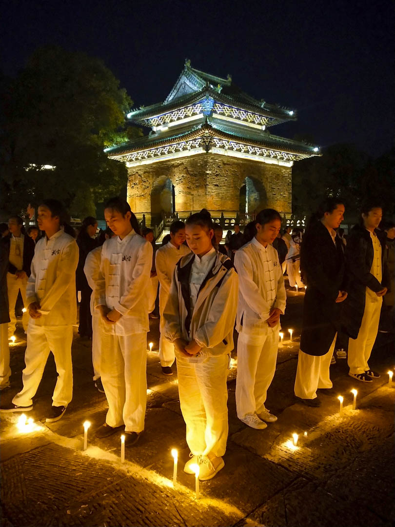 2018年10月31日,湖北省十堰市武當山玉虛宮,武當武術愛好者和當地居民參加悼念金庸活動。