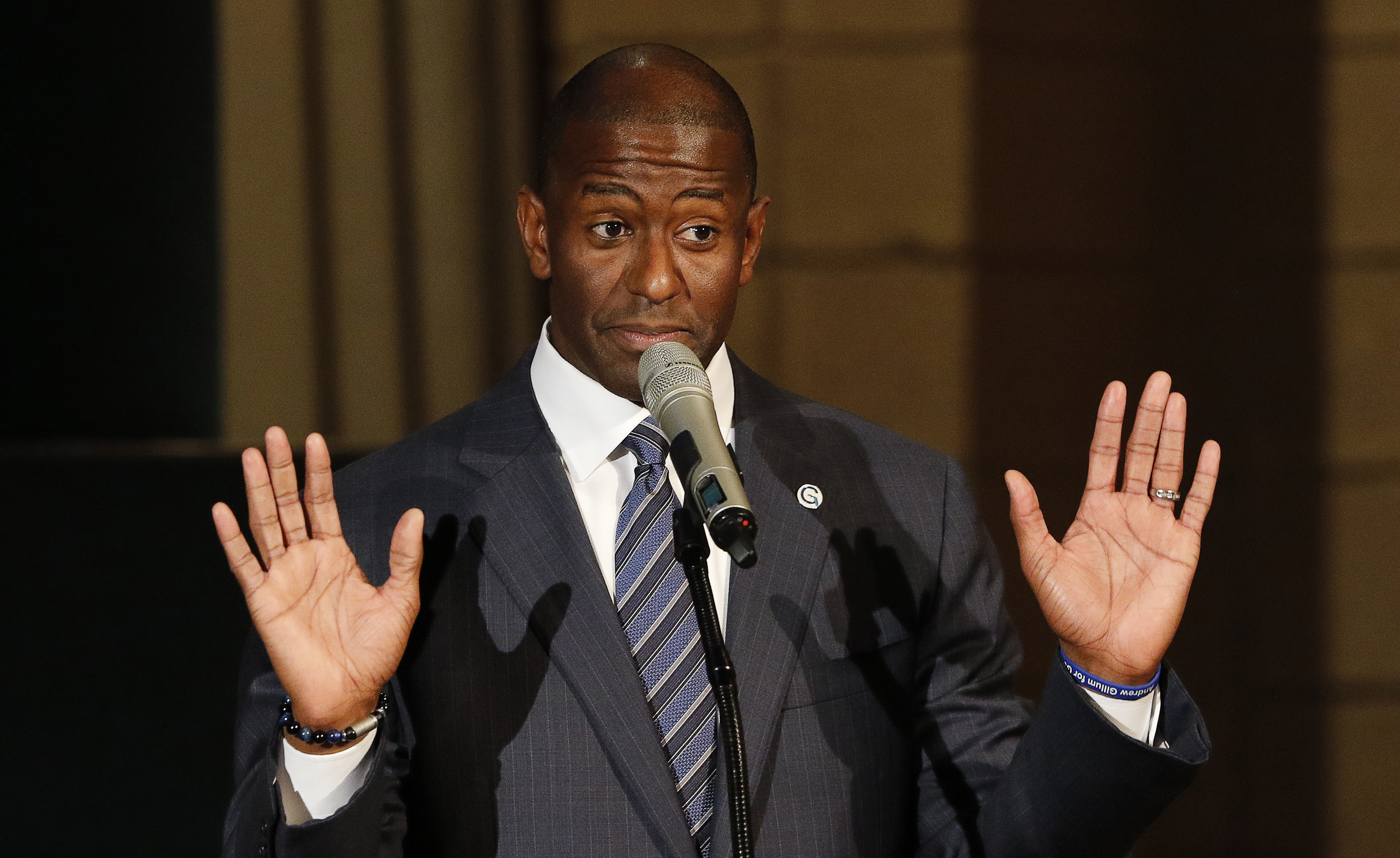 佛羅里達州州長選舉中,民主黨Andrew Gillum開始形勢不利就認輸了,後來繼續開票後越來越接近,他揚言收回認輸言論,爭取重點票數。但截至昨天,重點結果顯示他還是落後0.41%,最終難逃落選。