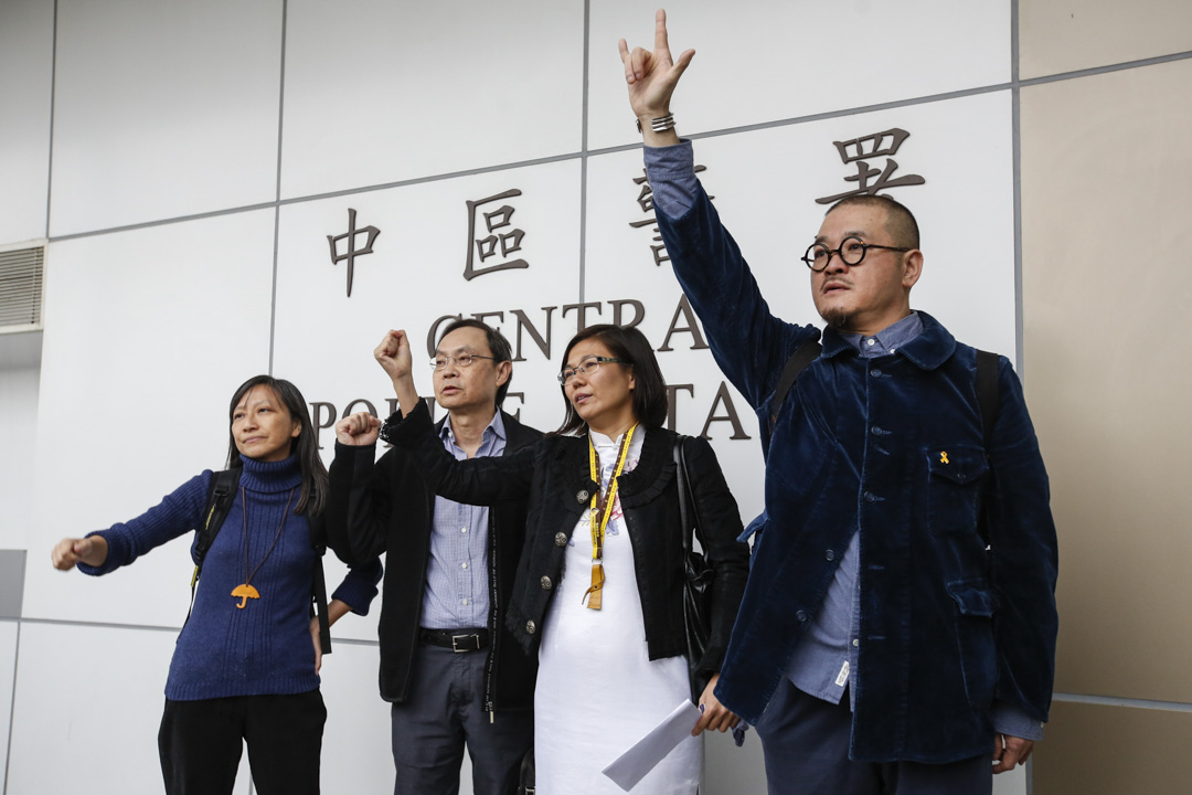 2014年12月3日,邵家臻等「佔中」參與者在警察署外面排隊,凖備分批進入警署自首。