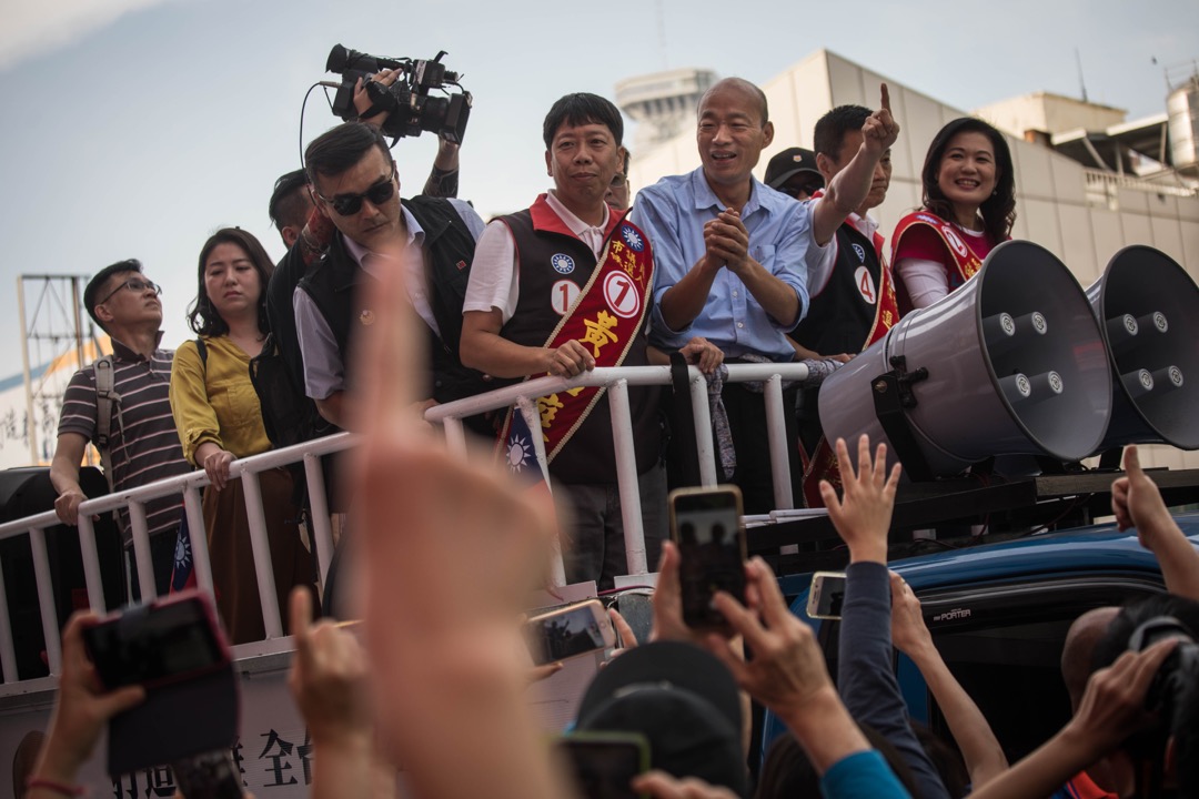 2018年11月23日,台灣高雄市長候選人韓國瑜在高雄國民黨總部外乘上選舉車預備巡遊拜票,車下的支持者歡呼聲不斷。