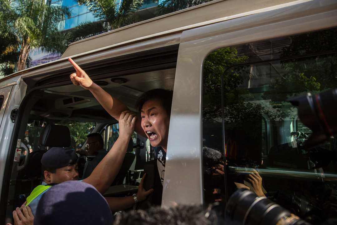 2017年7月1日,社民连黄浩铭于香港回归二十周年升旗礼中抗议,被警方拘捕并带上警车。