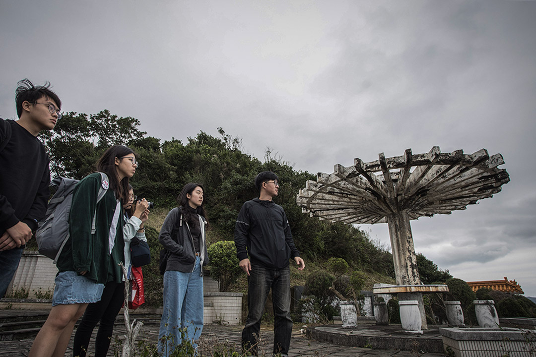 学生们在金山南势湖山顶访问反核纪录片导演蔡宇轩(右一)。