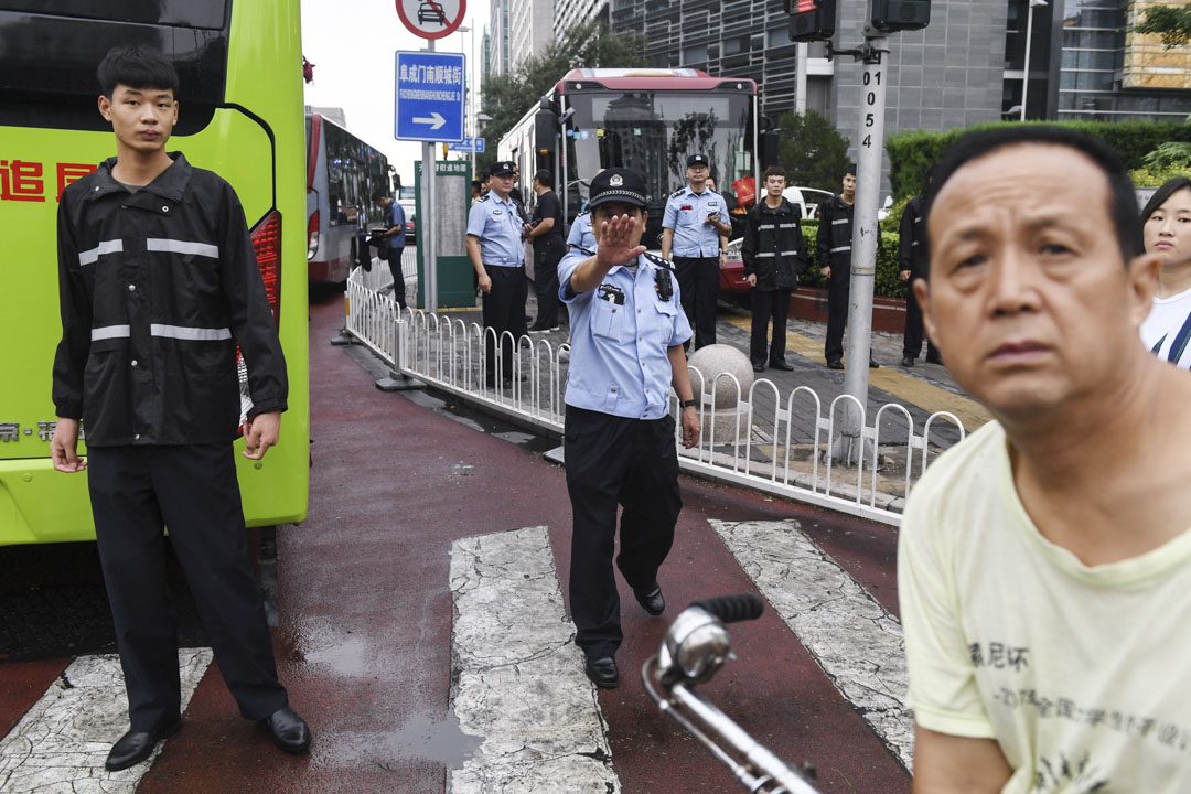 2018年8月6日,北京因P2P遭受損失而到金融街請願的上訪者,被警察帶上公共汽車並被趕出北京。