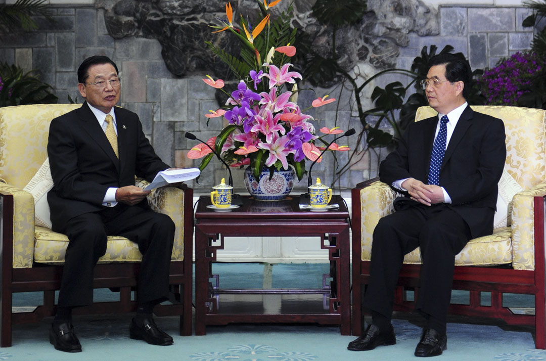 2008年6月13日,海基会董事长江丙坤在北京钓鱼台国宾馆会见中国国家主席胡锦涛。
