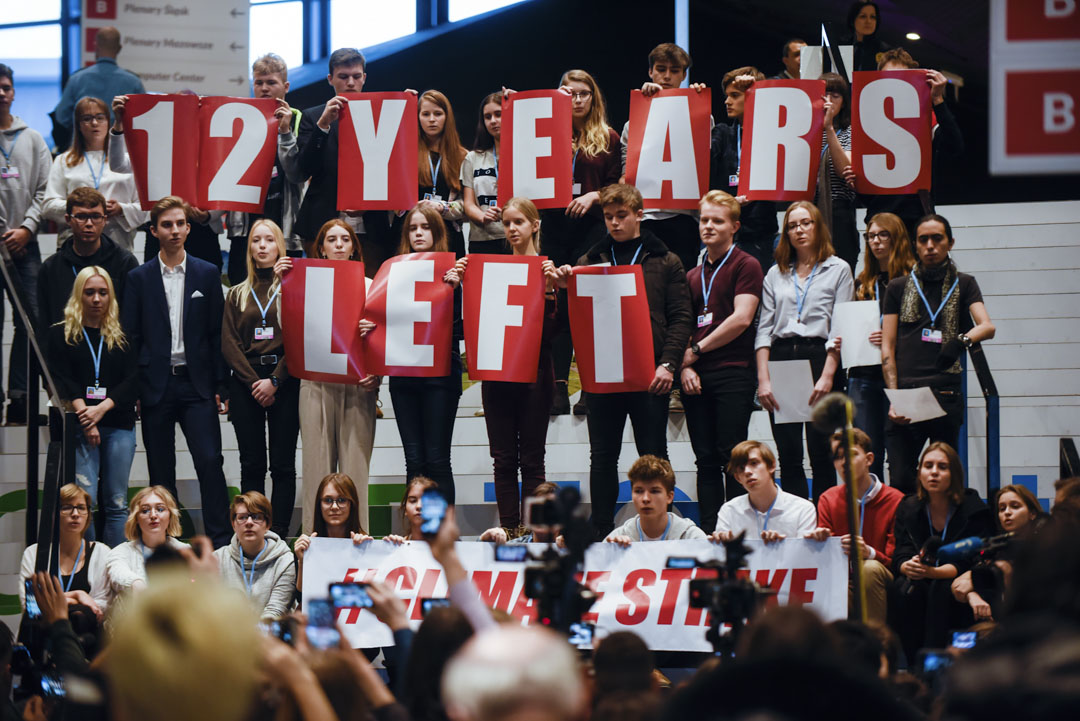 2018年12月14日,「COP24」聯合國的氣候大會期間,波蘭學生舉著標語牌和橫幅到場抗議。
