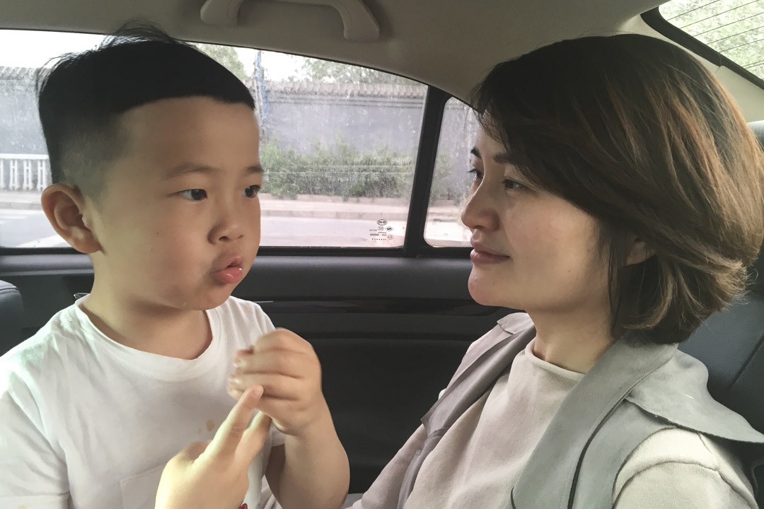 李文足與五歲的兒子在車上。