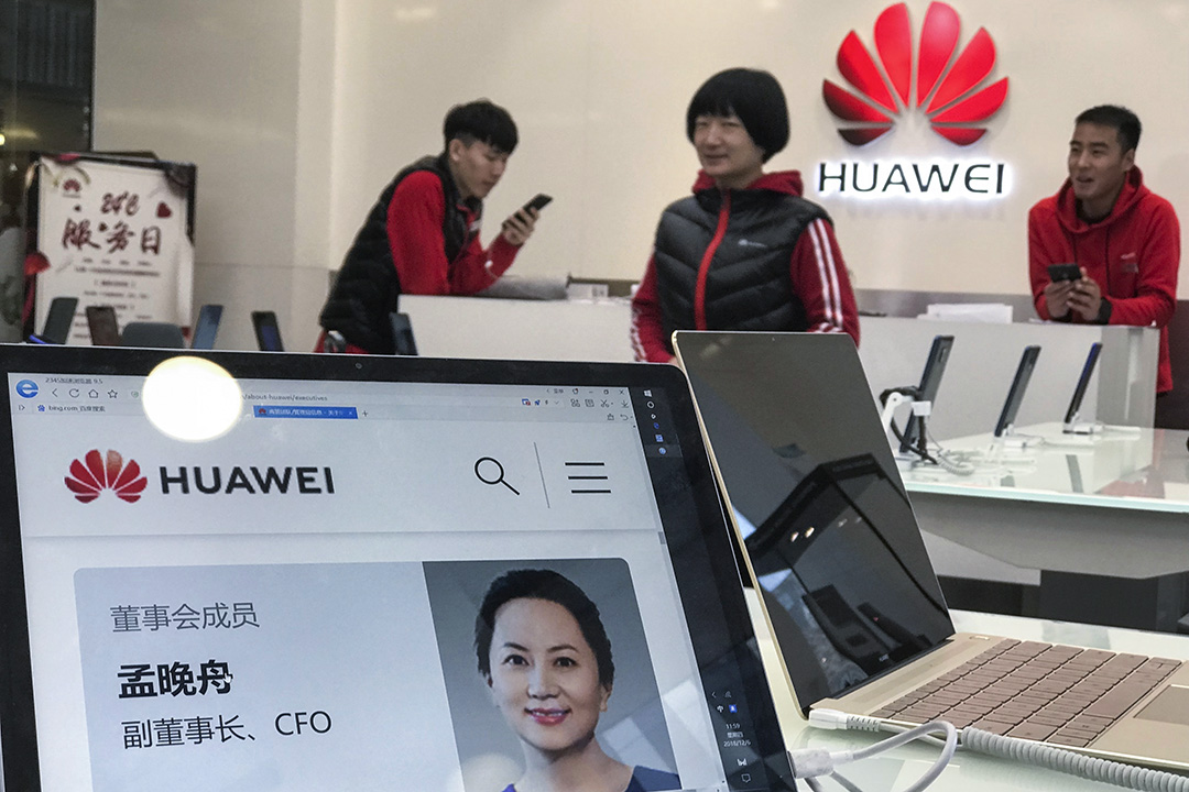 2018年12月6日,北京华为商店里,华为电脑上显示了CFO孟晚舟资料。