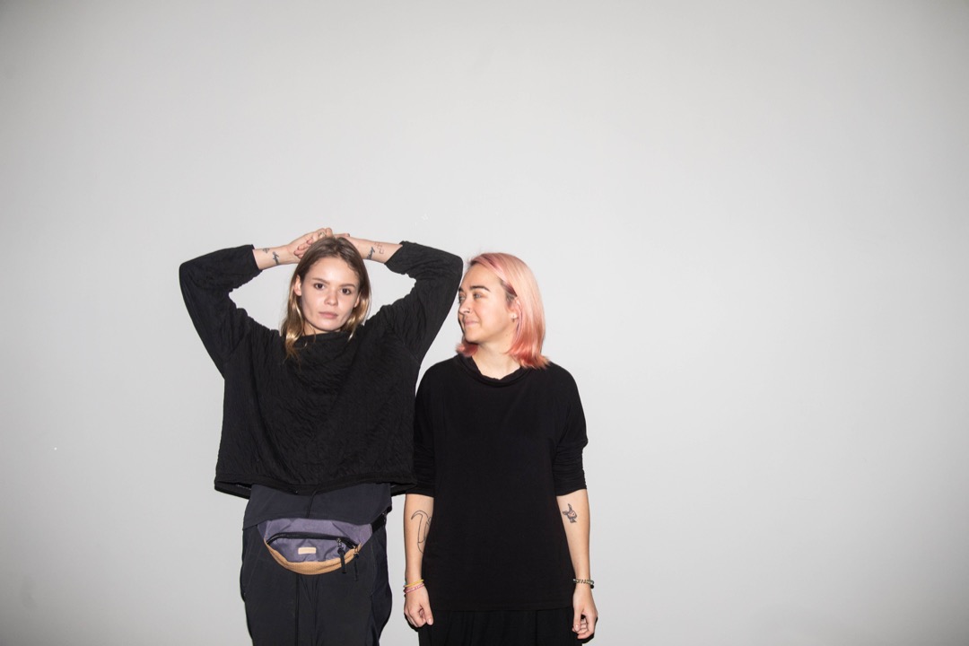 Nika Nikulshina (左) 與Olya Kurachyova(右)。