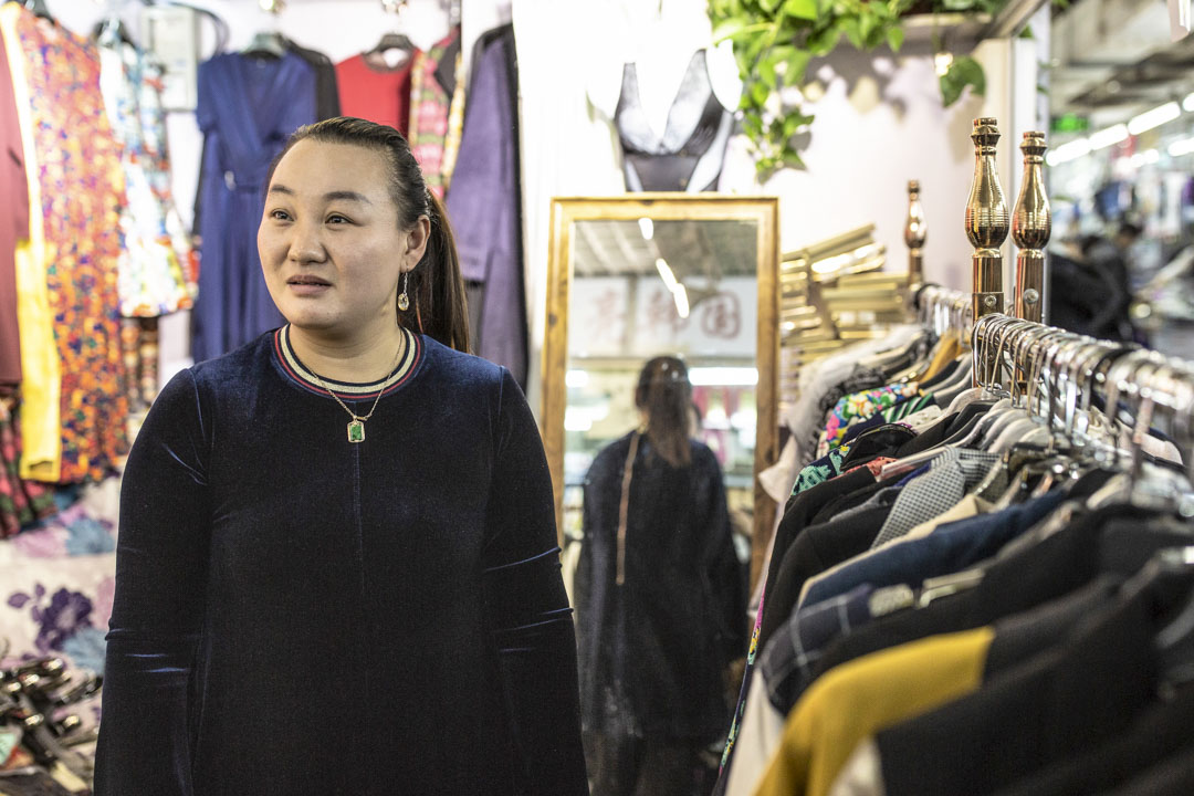 李会云在天缘市场地下二层卖女装,过去两年“拆墙打洞”整治行动令其四次搬迁,去年10月在天缘市场找到一个摊位,可刚过一年,又要关了。
