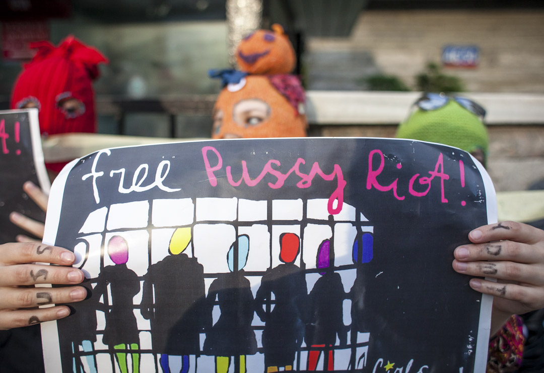 2012年2月21日,Pussy Riot在莫斯科的基督救世主主教座堂的祭壇舉行了一場反對普丁和俄羅斯正教會的「龐克祈禱會」,其後法院作出判決,分別判處3名成員2年徒刑。圖為2012年8月17日,支持者頭戴面具要求當局釋放Pussy Riot。