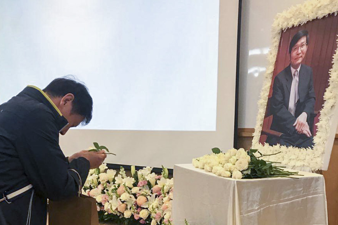 2018年12月8日,蘇啟誠追思會在其母校東吳大學內,會場整潔明亮,蘇啟誠的遺照被莊嚴地框在純白鮮花裡,含笑看著來給他送行的人們。