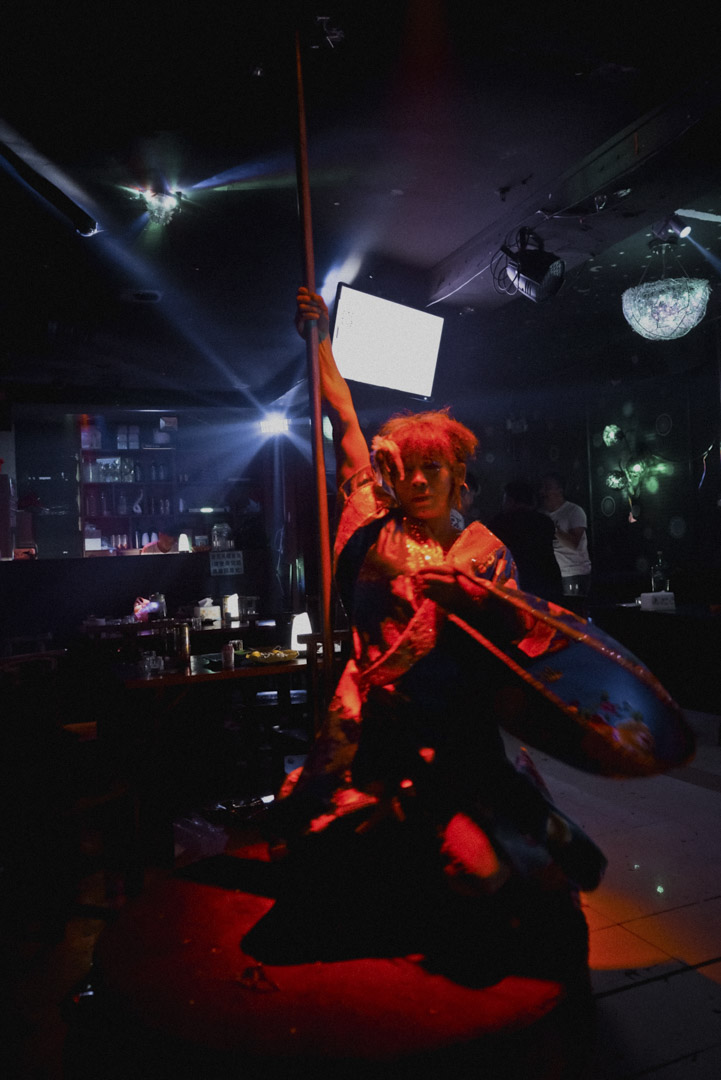 山鸡因此特别珍惜在“二楼”表演的机会。许多演员因报酬低,一年来只演同样一支舞蹈,他却不停地出新花样,变换表演曲目、自己做服装等,对老板随叫随到,常帮忙做招待。