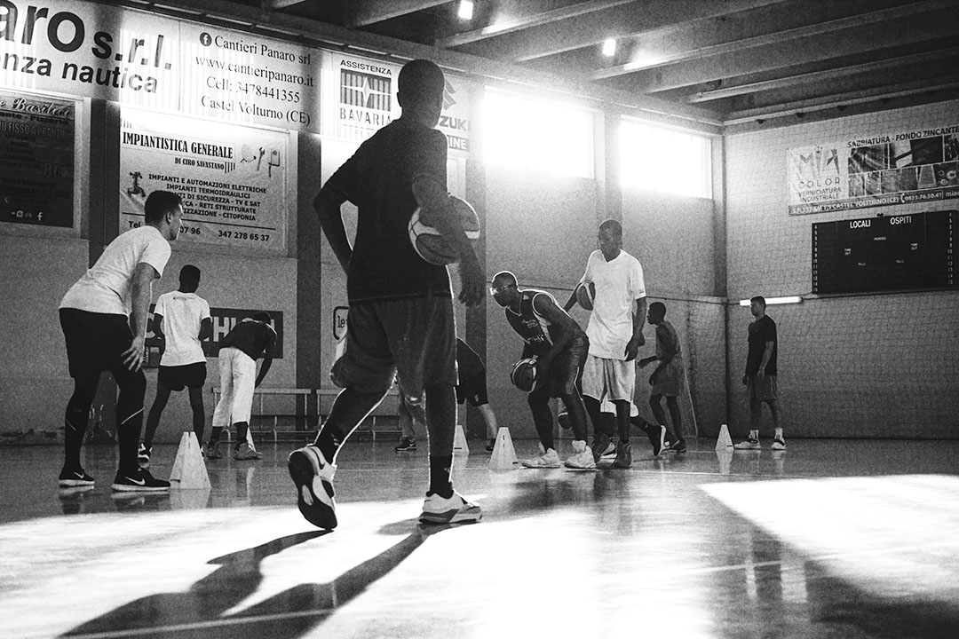 一年半前,这片“森林社区”里出现了一支特别的球队:“弹弹队”(Tam Tam Basketball)。