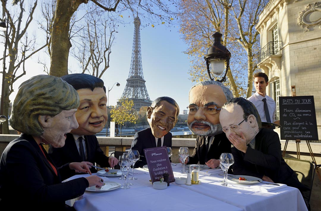 2015年11月28日,在COP21聯合國的氣候大會前夕,戴上世界領袖肖像的請願者,在巴黎舉行早餐會。