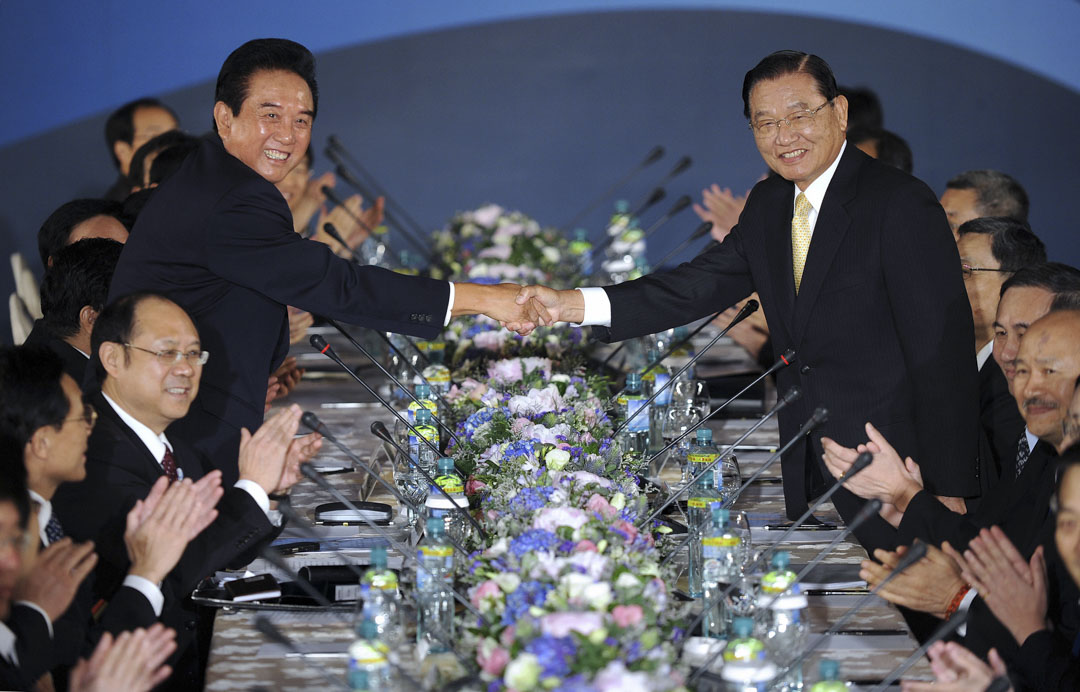 2008年11月4日,中国大陆海协会会长陈云林访问台湾,与海基会董事长江丙坤相互握手致意,让媒体拍照。