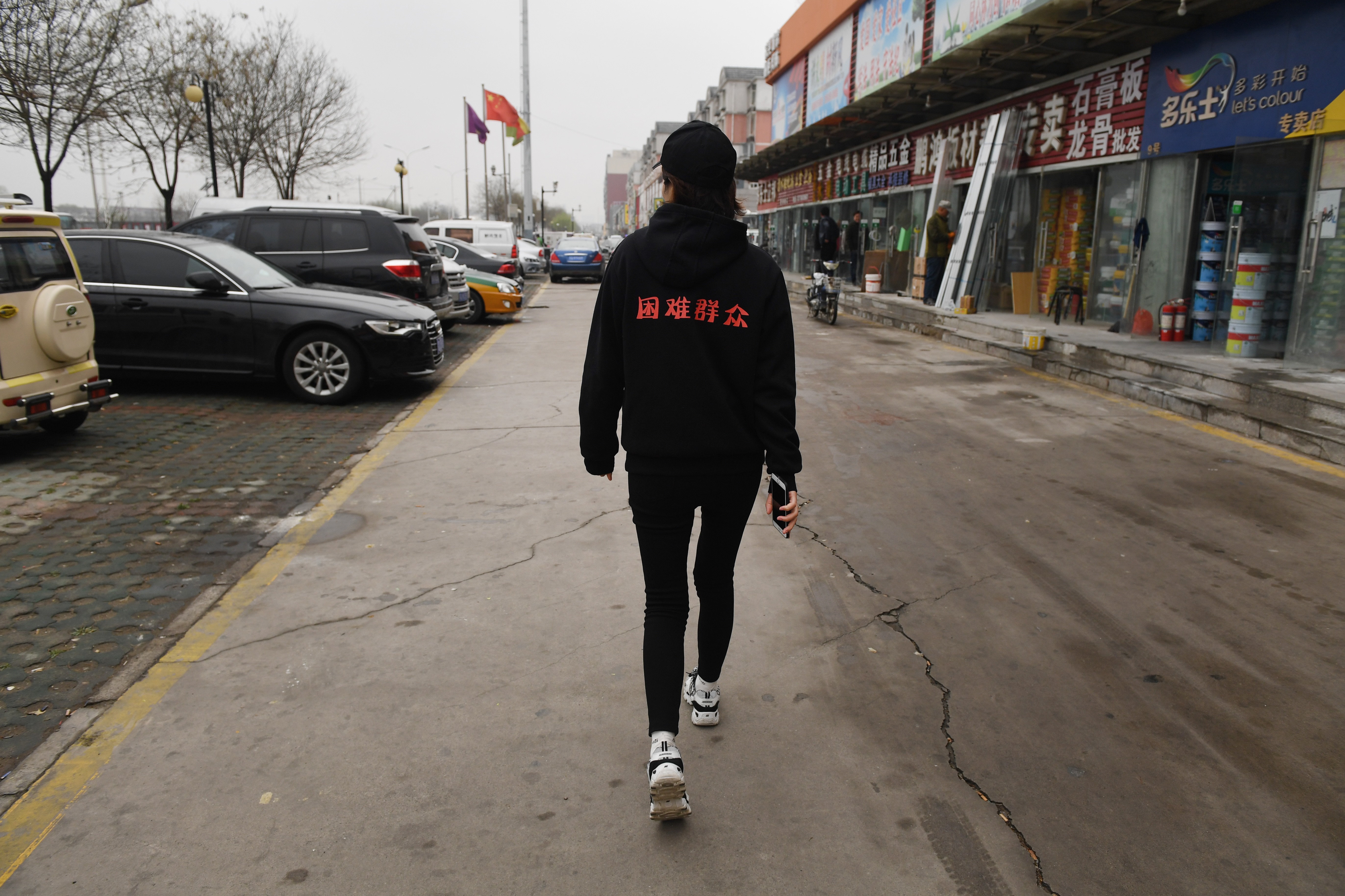 33歲的李文足,在經歷了1000多天與丈夫的離別,在經歷了「他是否還活在人間」的恐懼之後,在一天天的抗爭與熬煉中,變得越來越堅強。