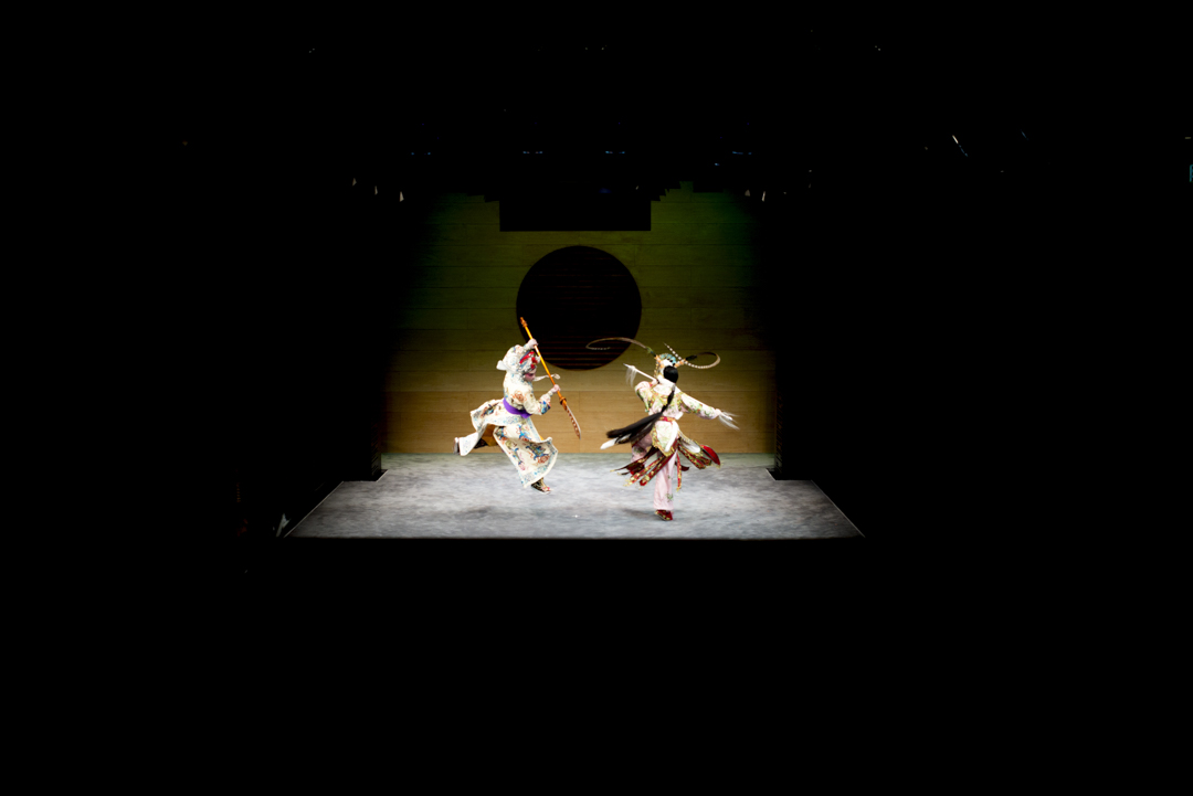 茶館劇場,摺子戲《狄青與雙陽宮主之追夫》(選段),表演由演員譚穎倫、陳禧瑜領銜。
