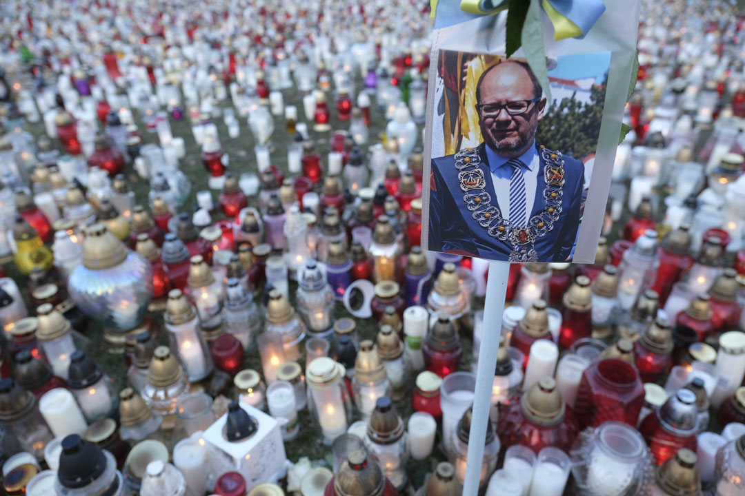 2019年1月17日,悼念会上有阿达莫维茨(Pawel Adamowicz)肖像,被众多蜡烛包围。