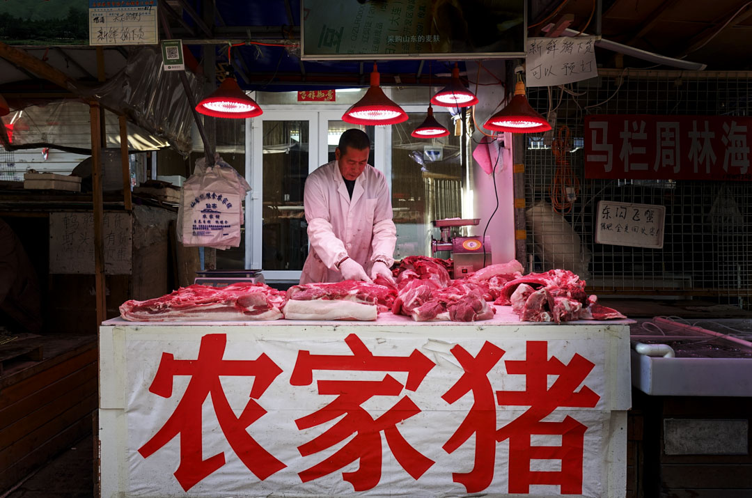 中國是豬⾁生產和消耗大國,每年消費580萬噸豬肉。圖為2018年10月13日,遼寧一個豬肉檔,受非洲豬瘟疫情影響,生意下降。