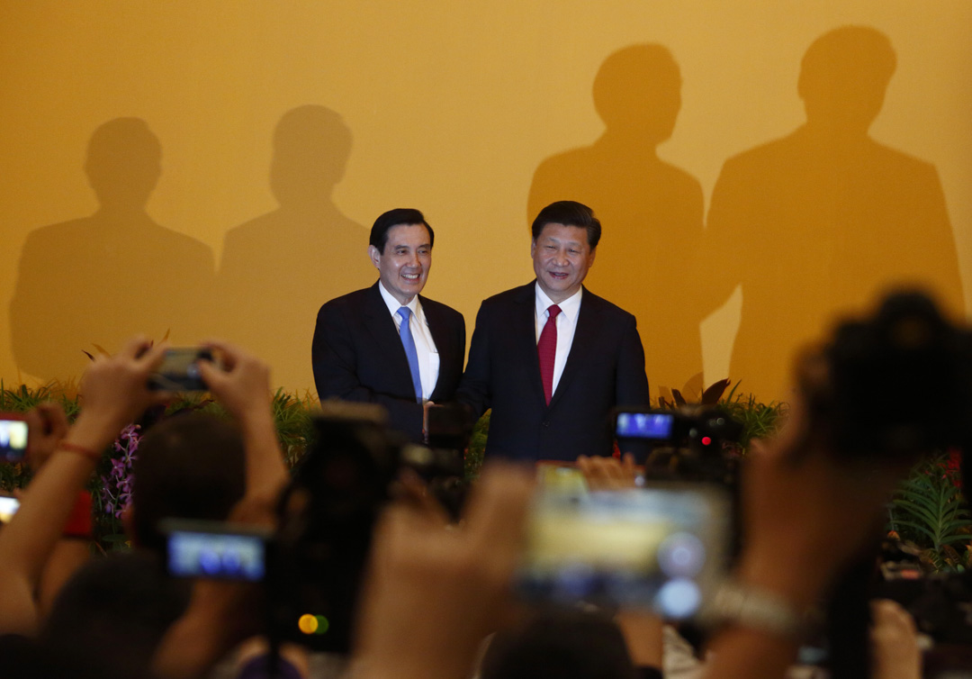 2015年11月7日,时任台湾总统马英九与中国国家主席习近平在新加坡举行会晤。