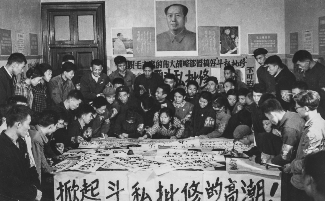告密是把關係親近者之間的私人事情不當地變成公共信息。告密是一個暗地裏的攻擊行為，被告密人往往不知道誰告的密，就像不知道誰在暗地裏給他捅了一刀。