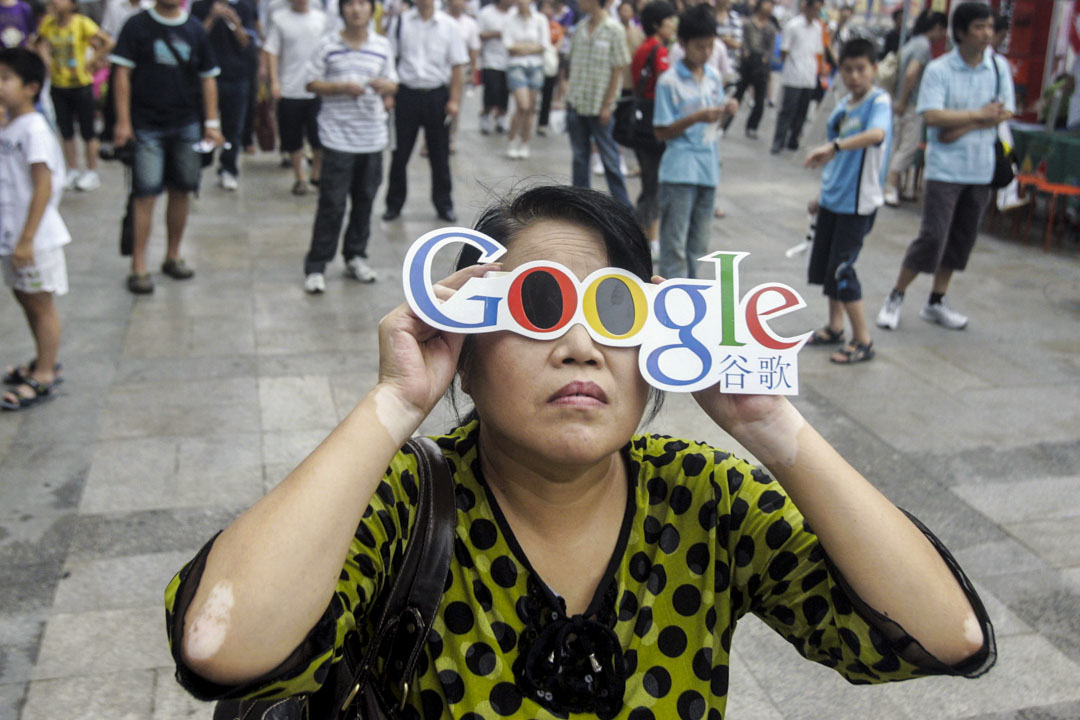 2010年,Google因内容审查问题与中国政府交涉,并最终关闭中国版网页搜寻服务。