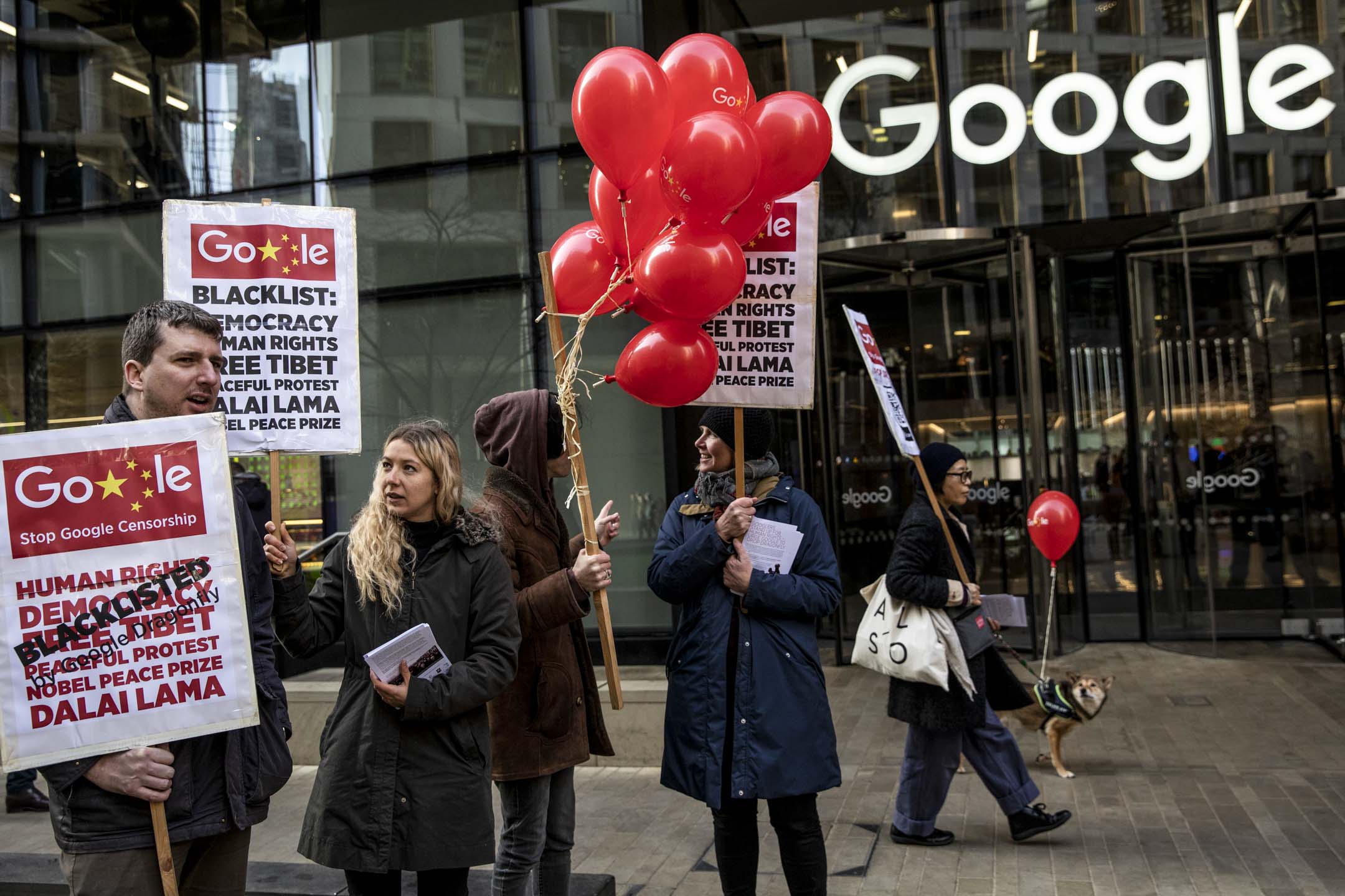 2019年1月18日,英国伦敦的Google办公室外,有维权人士举行示威要求Google停止为中国开发代号Droganfly的审查搜索引擎。