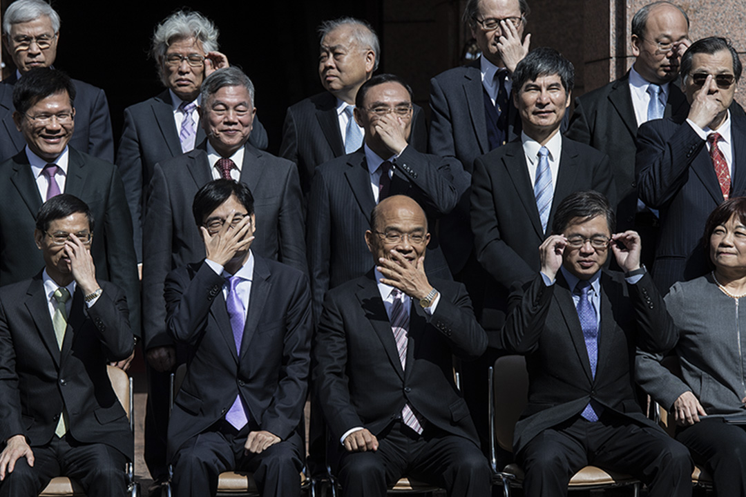 歷經一場近乎全國翻盤的選舉慘敗後,民進黨政治人物像是突然開竅一般,積極擁抱社群媒體。 圖為2019年1月14日,陳其邁及蘇貞昌出席行政院聯合交接典禮後大合照。