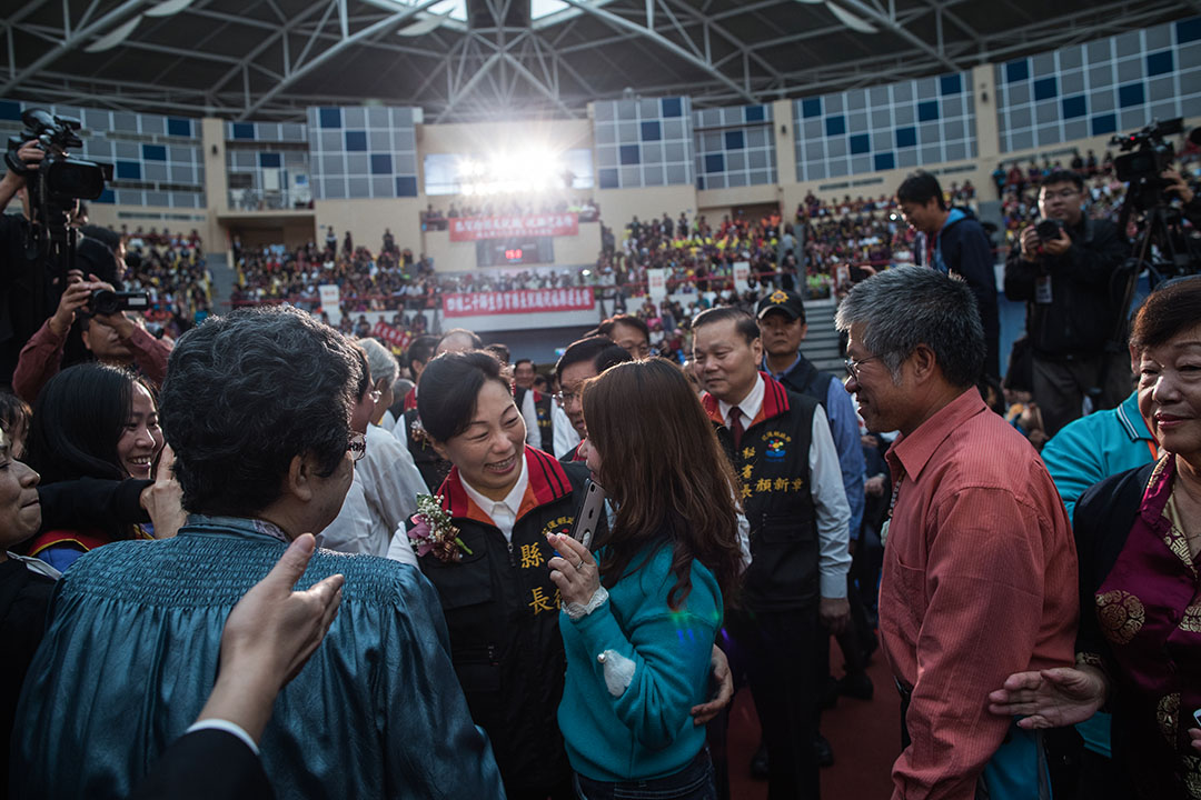 即便先生身陷囹圄,但憑著10多年在地經營所累積而成的雄厚政治實力,徐榛蔚一路以來主打低調悲情牌,最終獲得超過7成的選民支持力挺,一舉勇奪破12萬票。