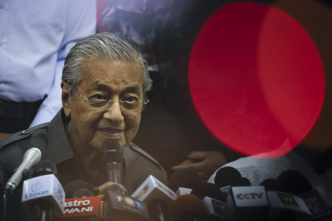 2018年,希望联盟在马哈迪(Mahathir Mohamad)带领下成功打败国民阵线,马哈迪也实现二度任相。希望联盟新政府上台后,把东海岸铁路项目化为与中国政府的重新谈判项目,暂停东铁项目的所有工作,并没有给出停工期限。