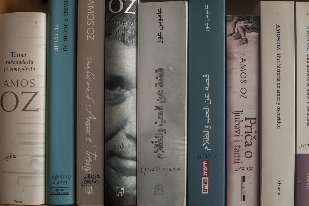 阿莫司·奥兹( Amos Oz)位於以色列特拉维夫的家中書架。攝於2015年11月4日。