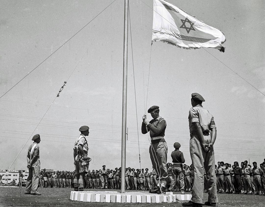 1948年4月27日,以色列國防軍訓練基地上,升起一面以色列國旗。