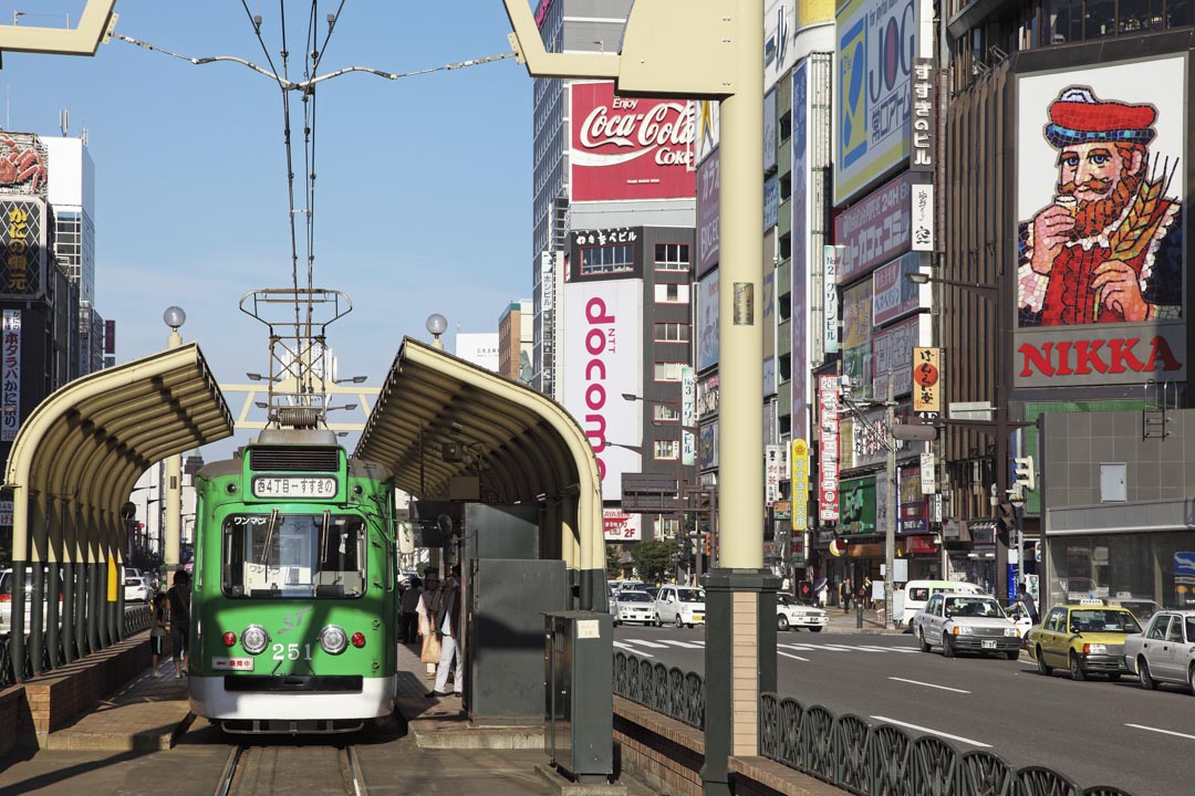 日本北海道札幌街區「薄野」。
