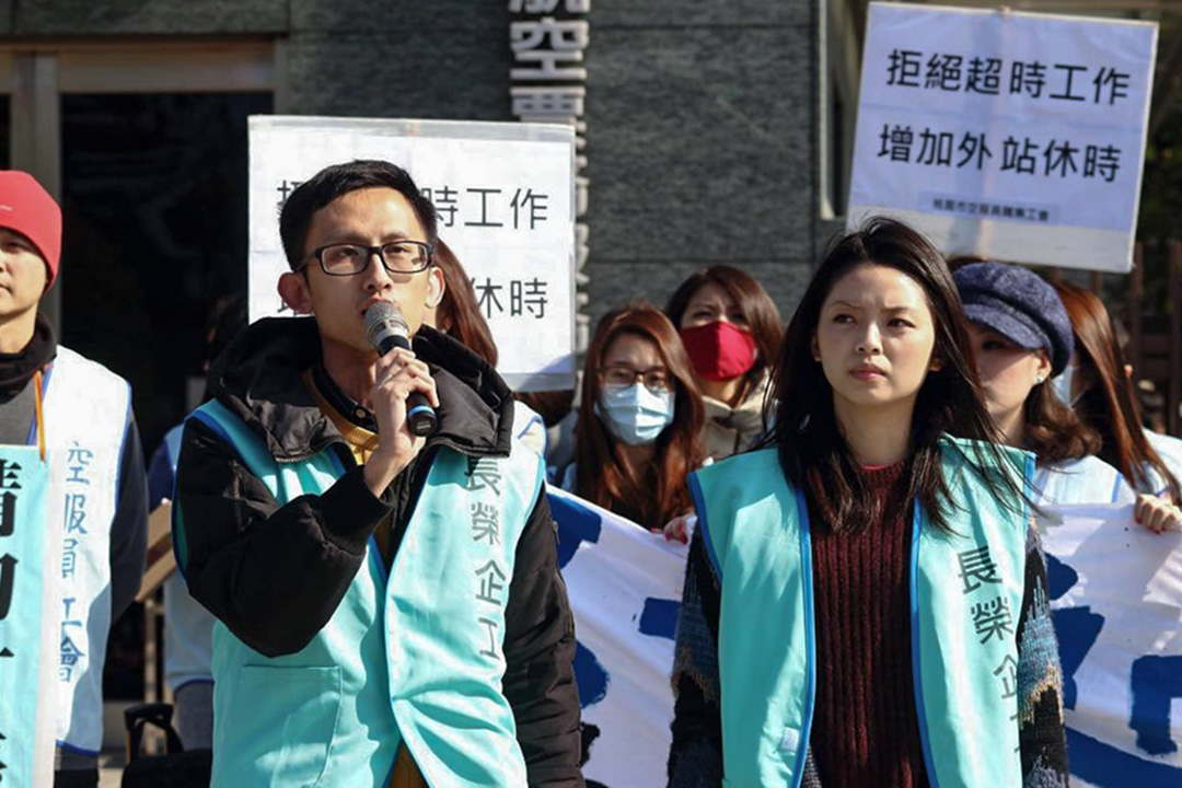 長榮數十名空服員於2017年底前往長榮航空總公司抗議,爭取改善過勞航班。圖為當時參與這場抗議活動的周聖凱(左)和Emily(右)。