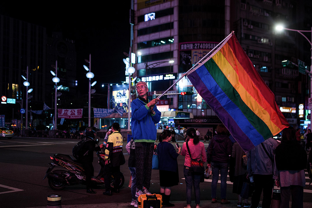 看到這次選舉公投的結果,同婚、綠能等進步理念全線潰敗,卻也讓他陷入了低潮。圖為知名同運人士祁家威,在公投前於台北西門町高舉彩虹旗。