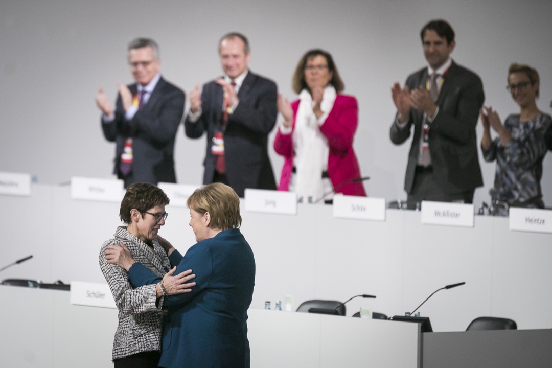 12月7日,基民盟党代会选举卡伦鲍尔(Annegret Kramp-Karrenbauer)担任新的党主席,她常被人称作“小默克尔”,也是最符合默克尔心愿的继任者。
